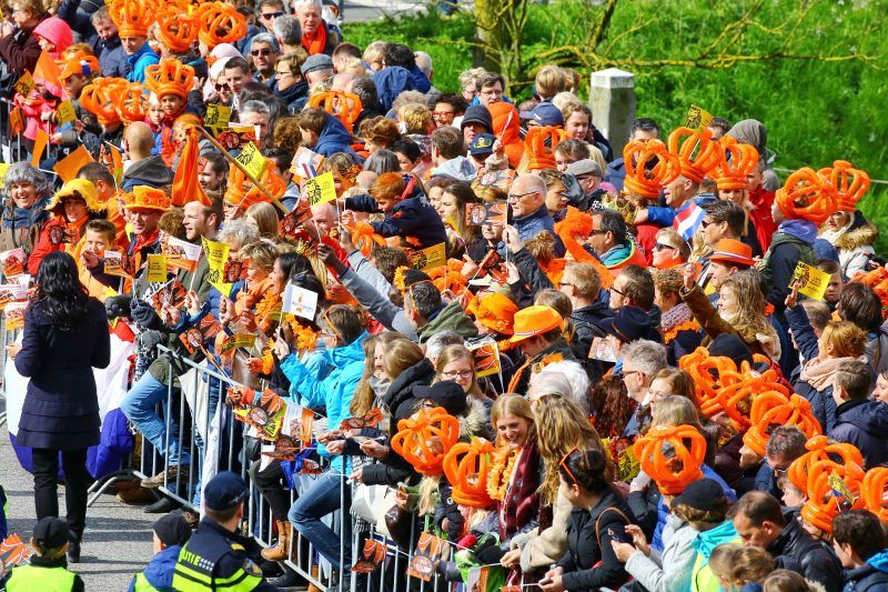 oranje menigte met koningsdag