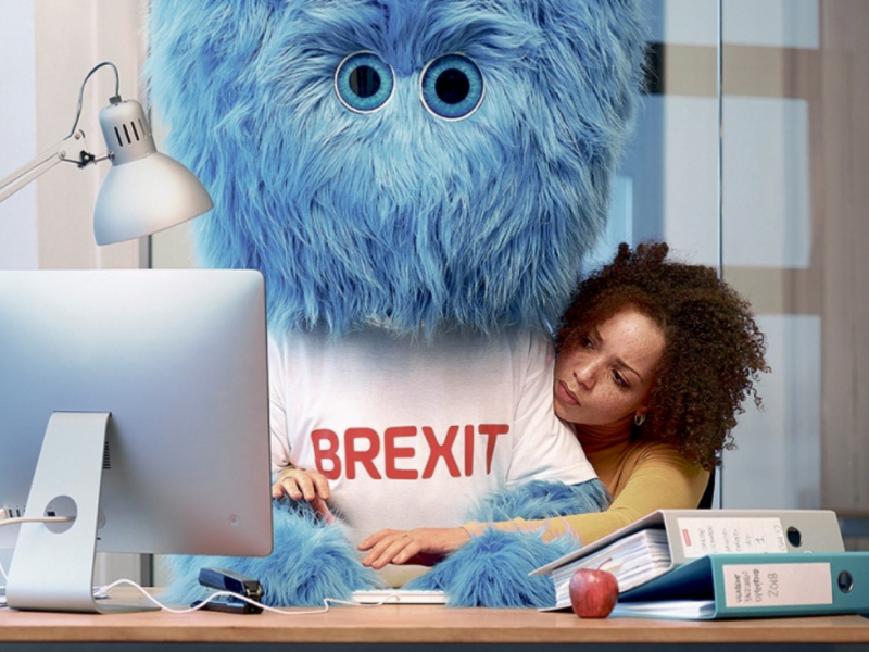 vrouw met hele grote blauwe knuffel met tekst Brexit