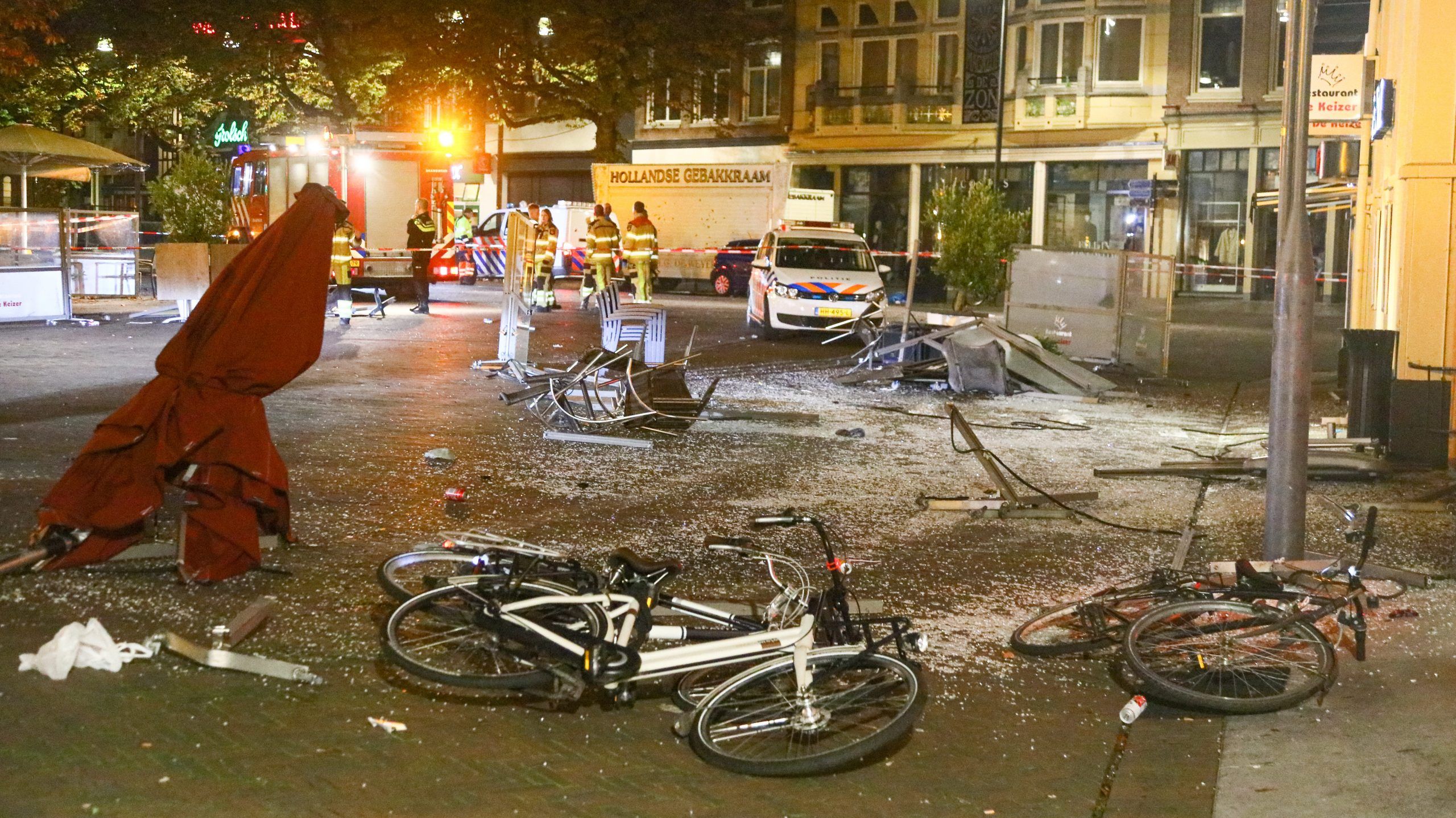 ravage op plein in binnenstad deventer fietsen op de grond terrasstoelen en glas gesneuveld