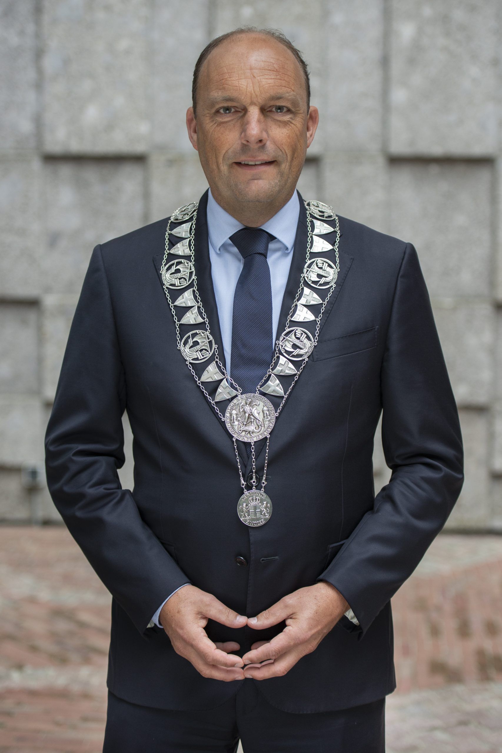 burgemeester Peter Snijders met ambtsketting