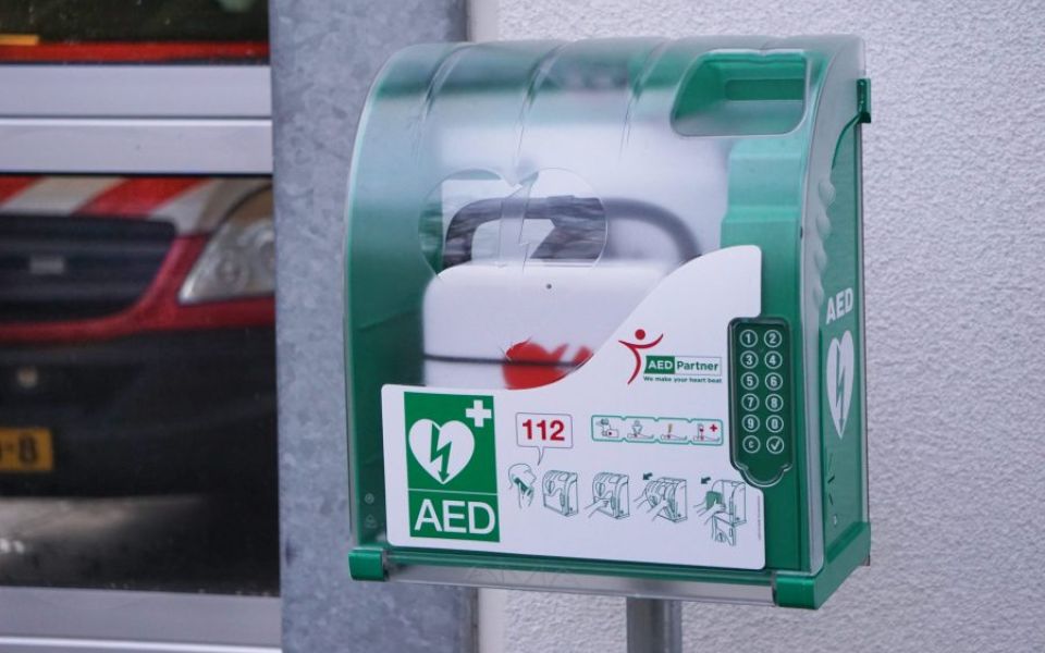 AED aan gevel brandweerkazerne