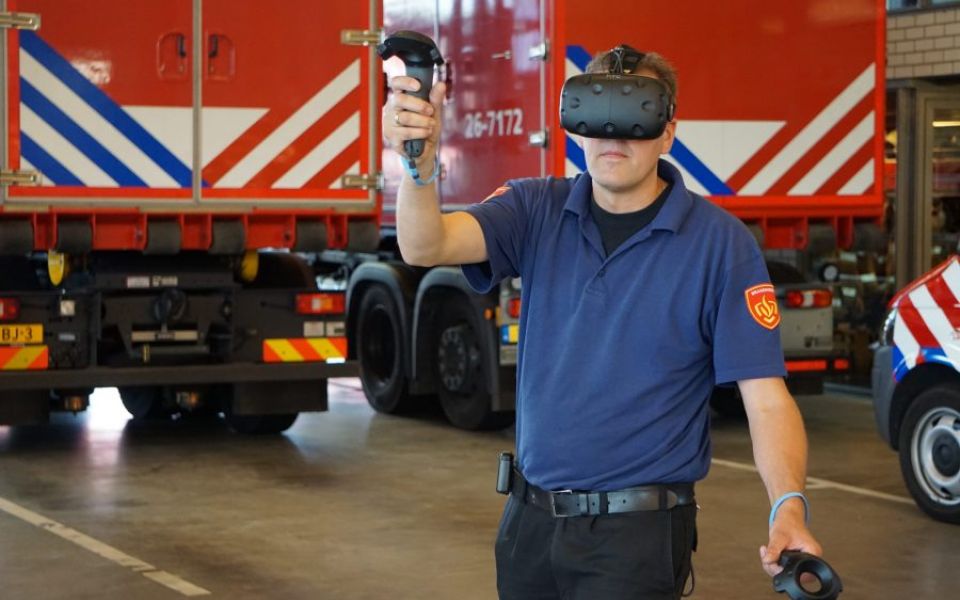brandweerman speelt virtuele game