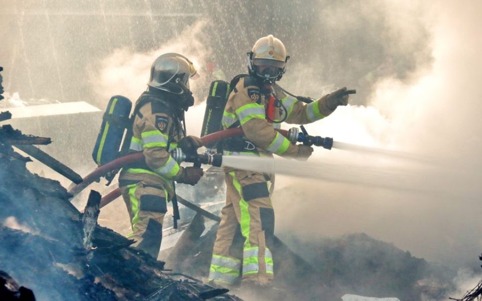 brandweermannen aan het blussen
