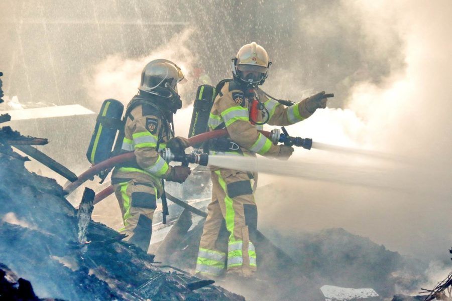 twee brandweermannen doen inzet