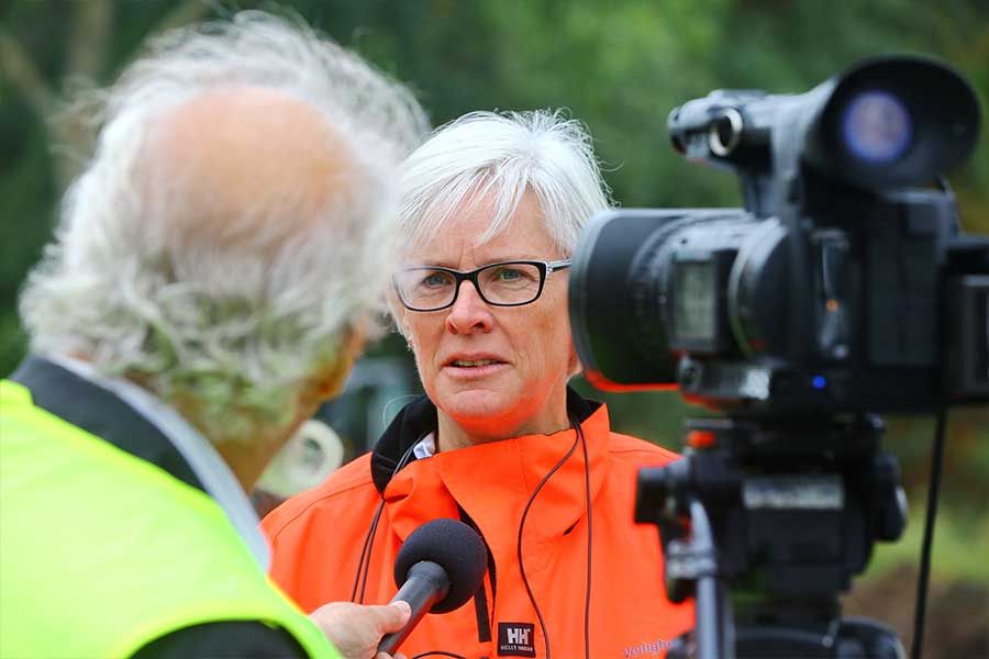 woorvoerder Diana Inkelaar voor camera