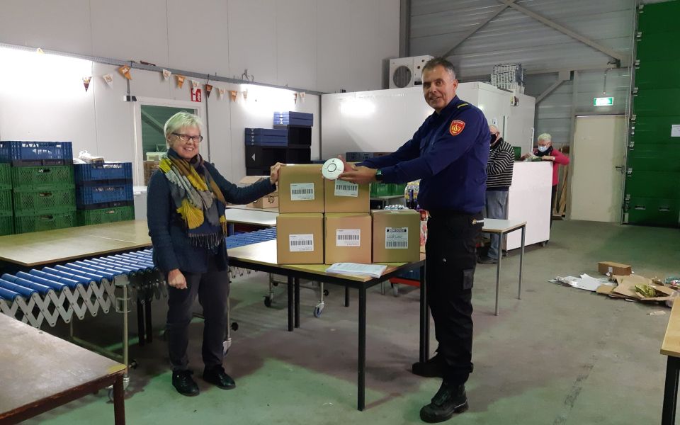 Overhandiging rookmelders aan Stichting Voedselbank Steenwijkerland