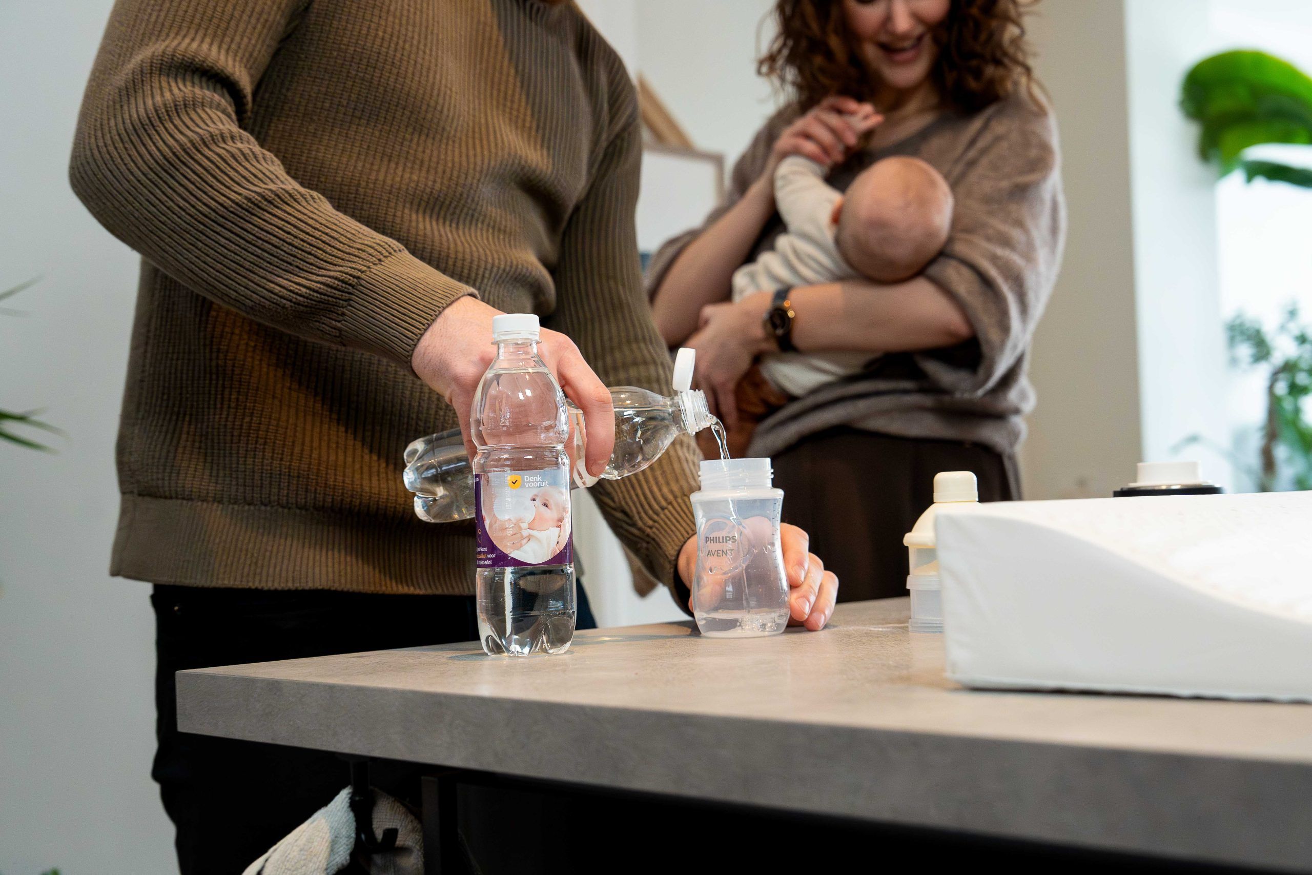 Jonge ouders bereiden zich voor op stroomuitval met hun baby