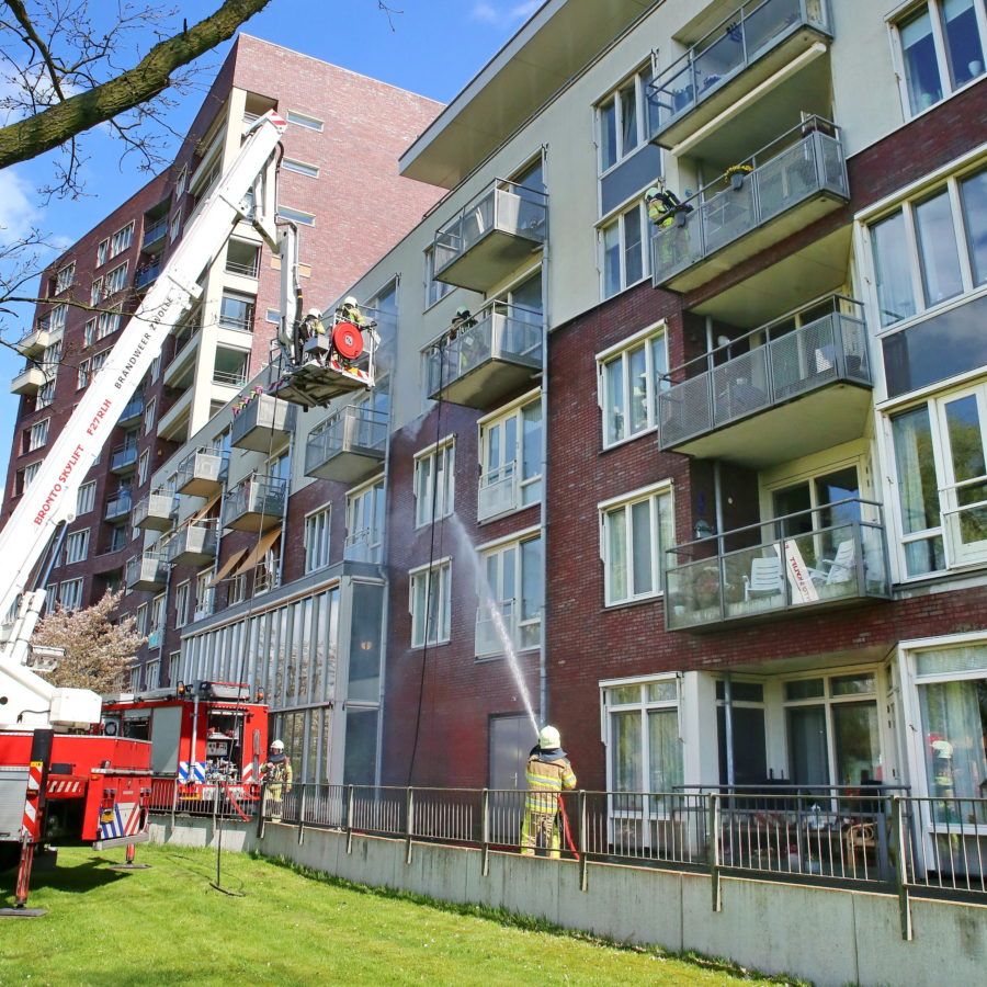 hoogwerker bij verzorgingsflat