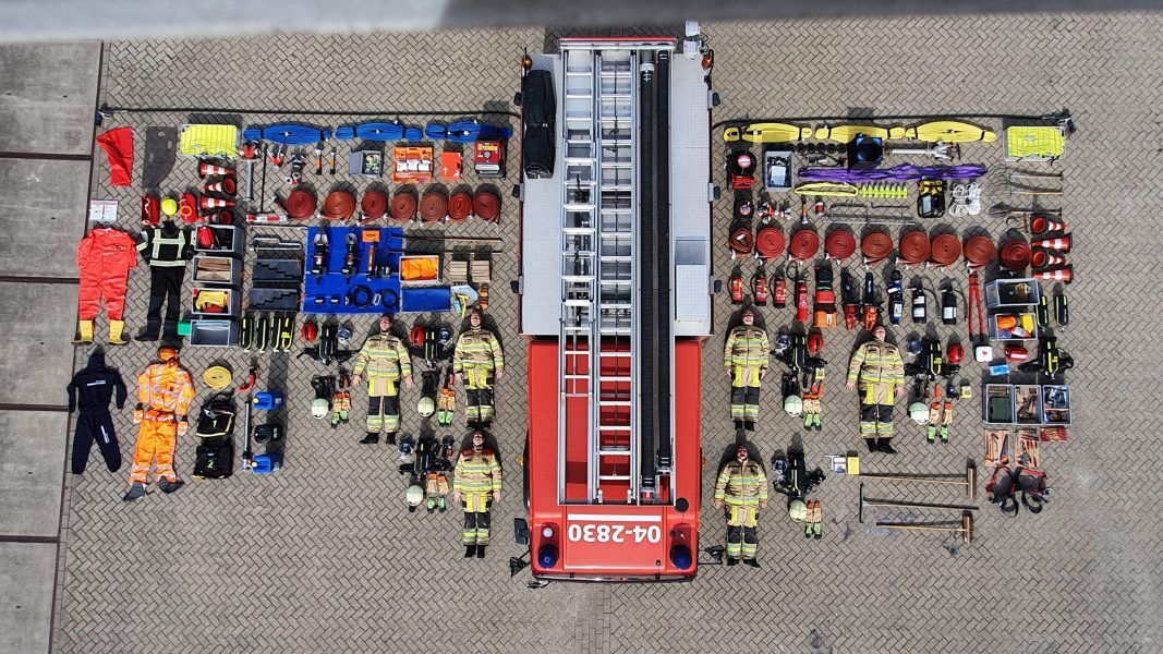 brandweervoertuig met alle materialen uitgestalt
