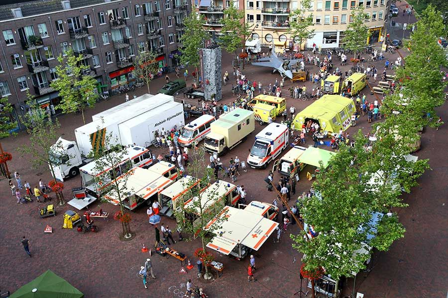 hulpverleningstands op marktplein Hardenberg