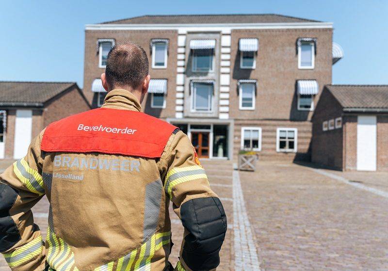 bevelvoerder brandweer voor gebouw