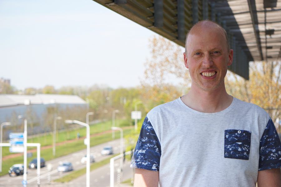 Thijs Lohuis op balkon brandweerkazerne