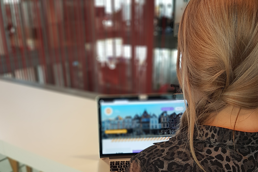 vrouw werkt achter laptop