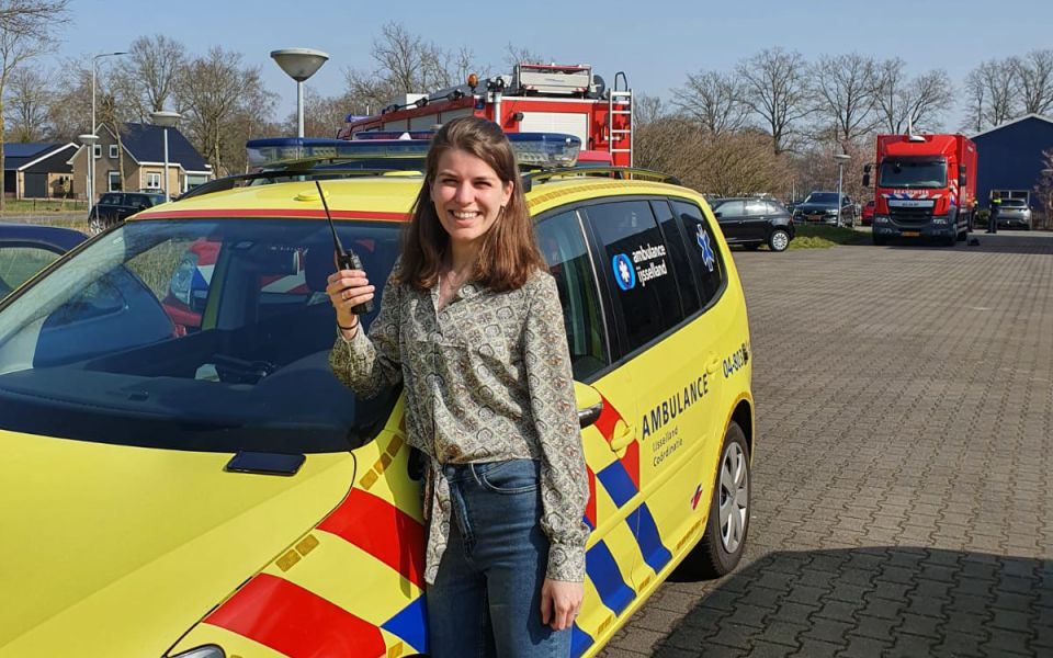 Anniek Helder bij gele auto