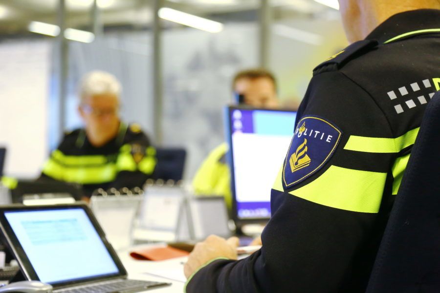 politie medewerkers achter laptop
