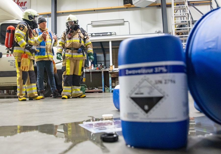 oefening brandweer chemie vaten
