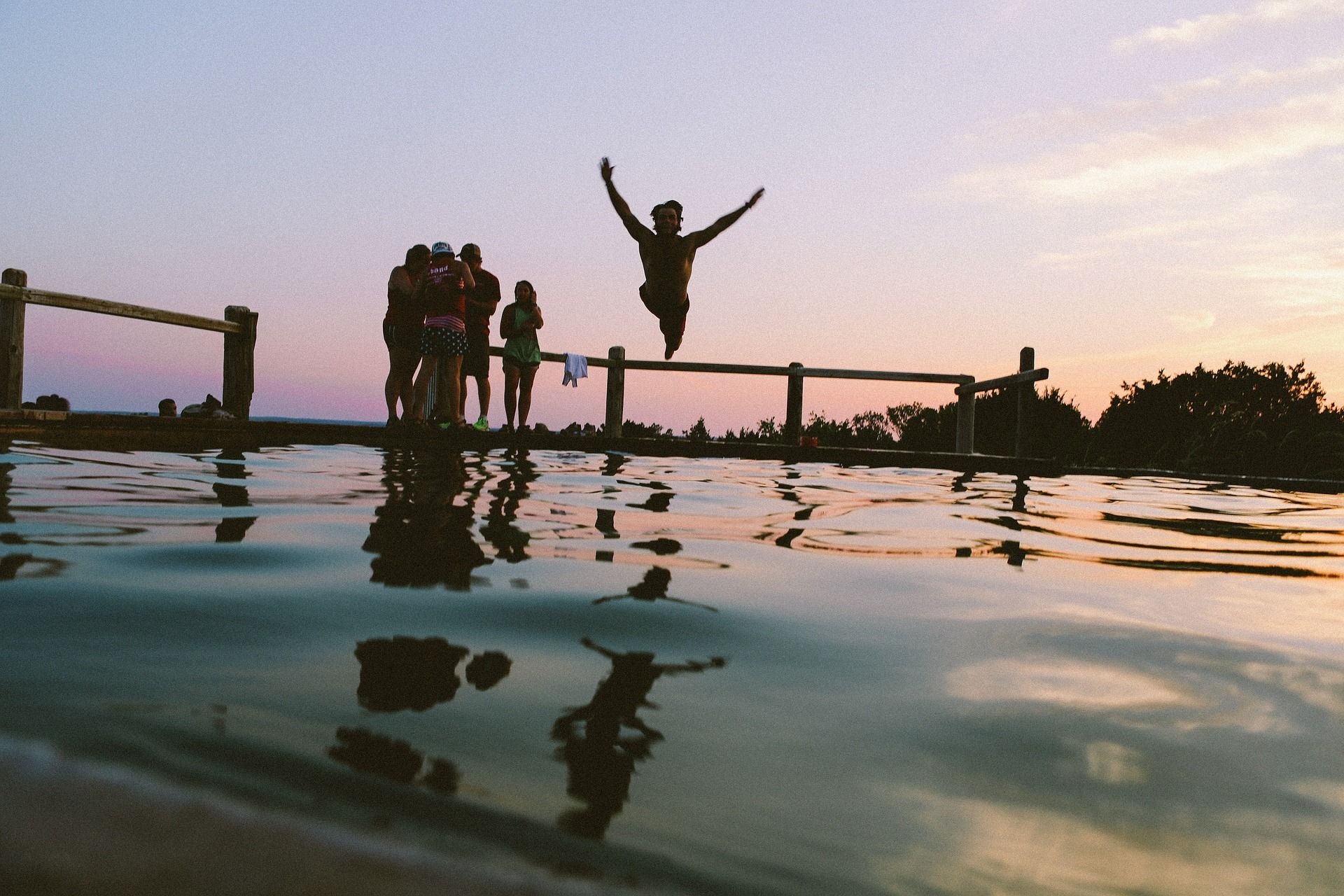 jeugd aan het zwemmen in open water