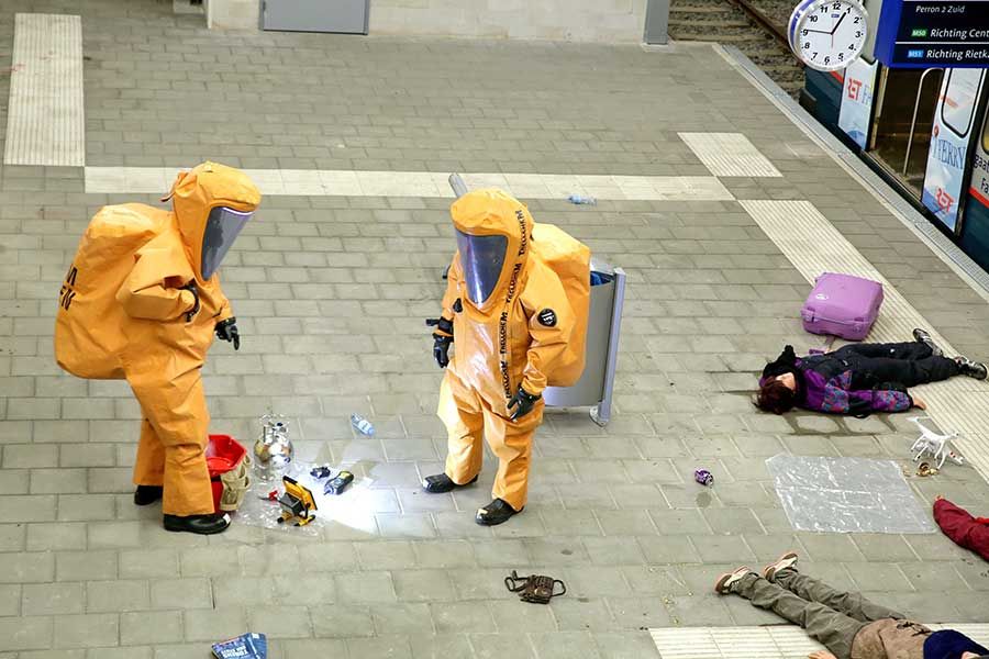 twee mensen in chemiepak