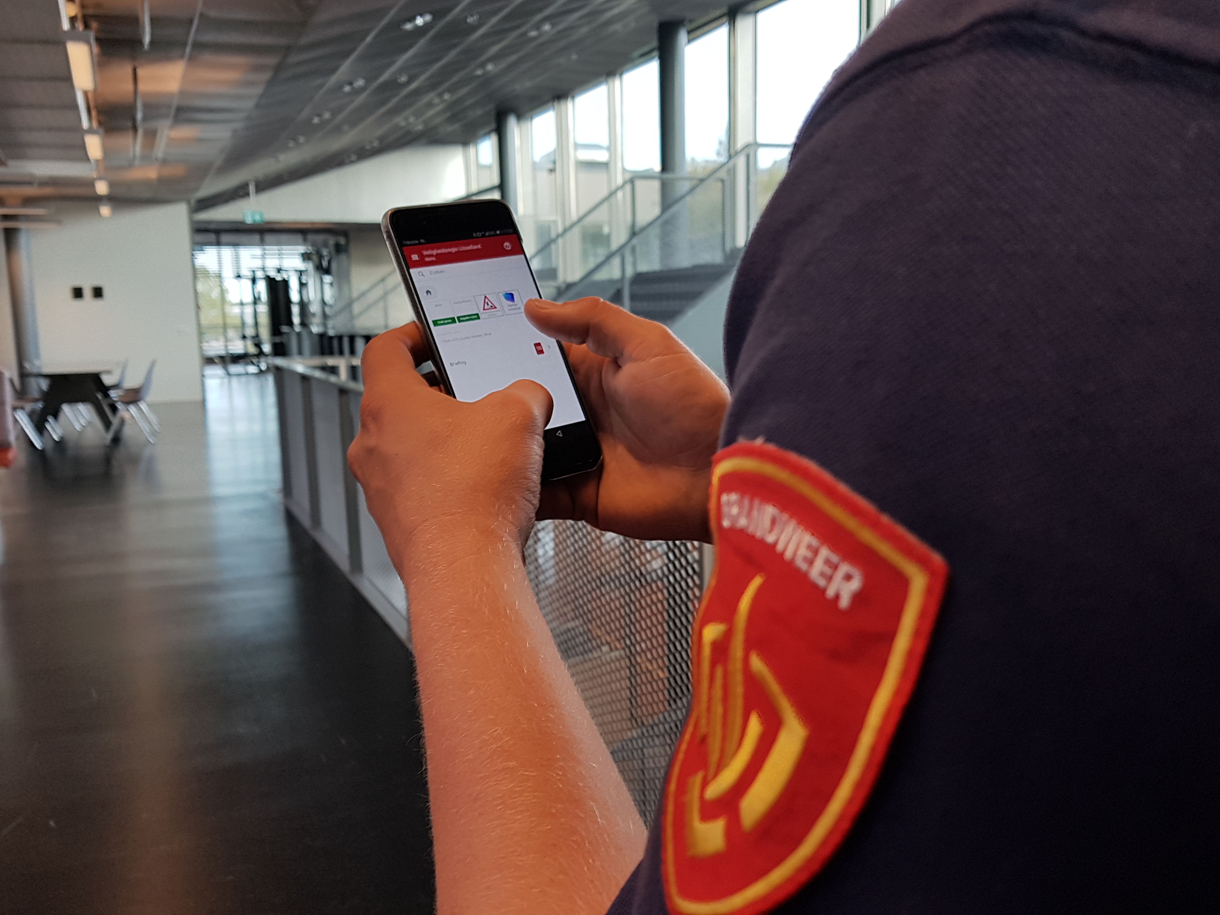 brandweerman met telefoon in de hand