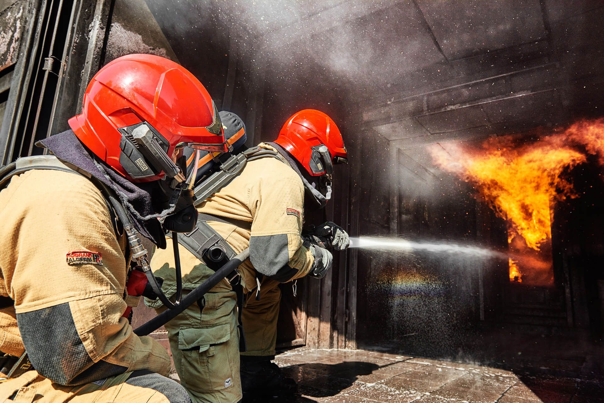 Brandweeroefening blussen