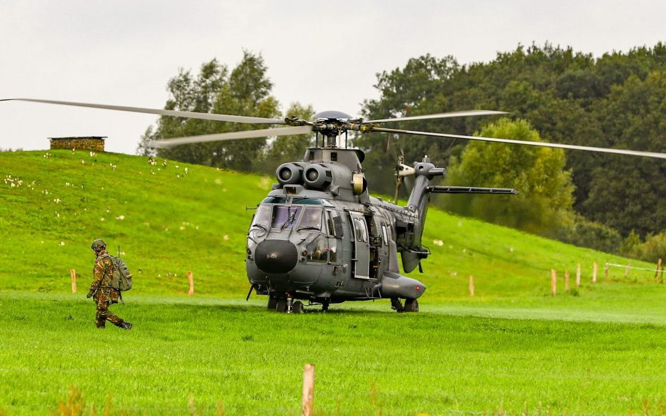 helikopter defensie in weiland
