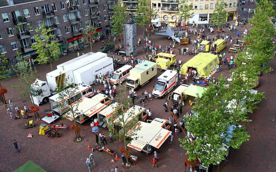 hulpverleningstands op marktplein Hardenberg
