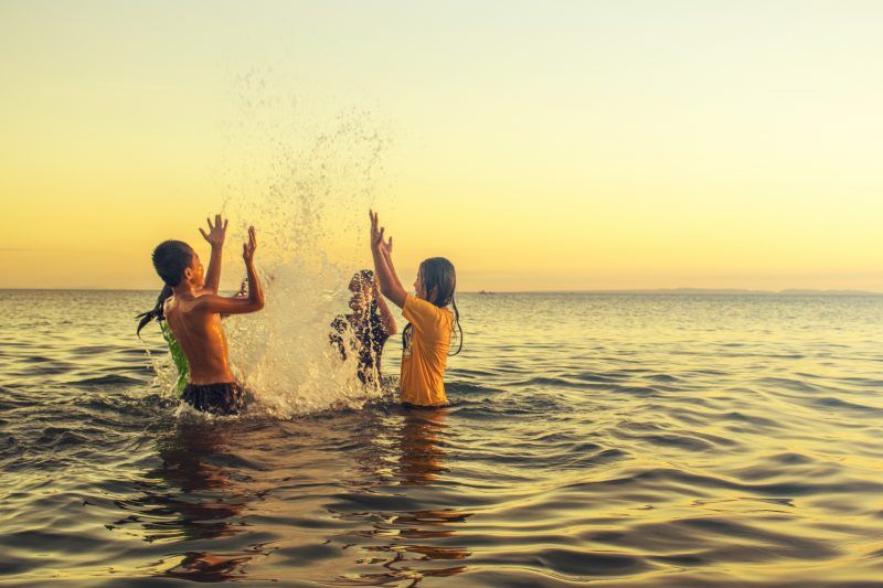 drie kinderen hebben waterpret