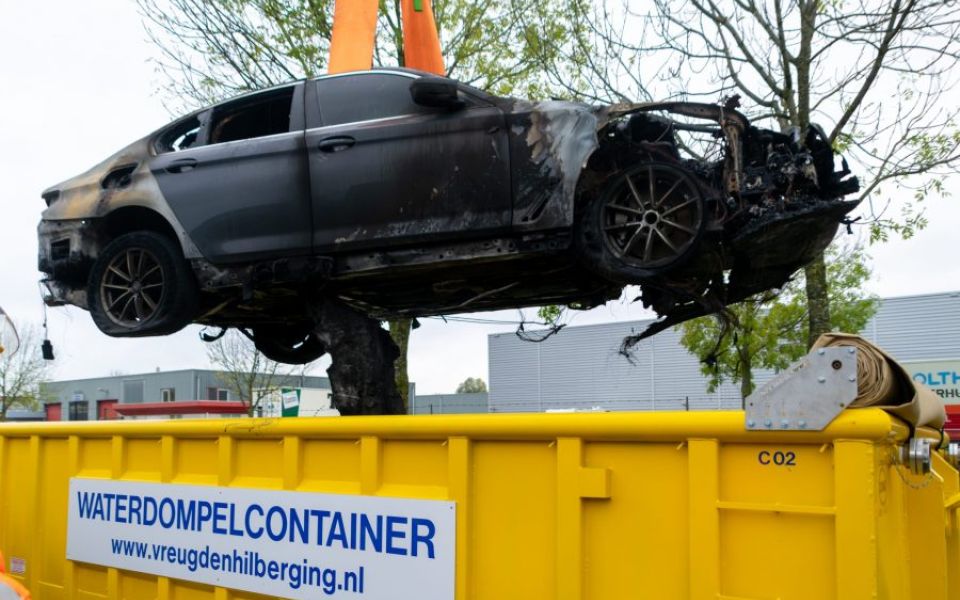 electrische auto in waterdompelcontainer
