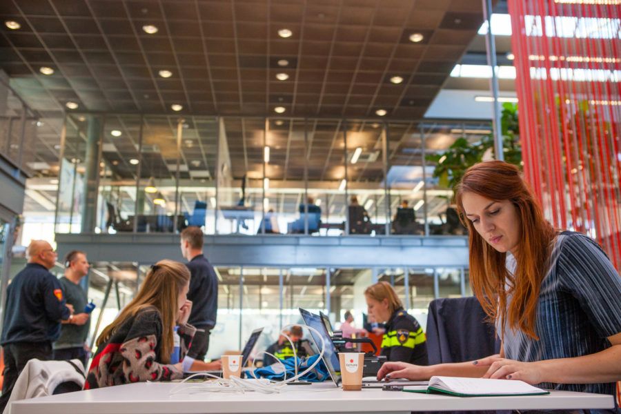 kantoorpersoneel aan het werk in brandweerkazerne Zwolle