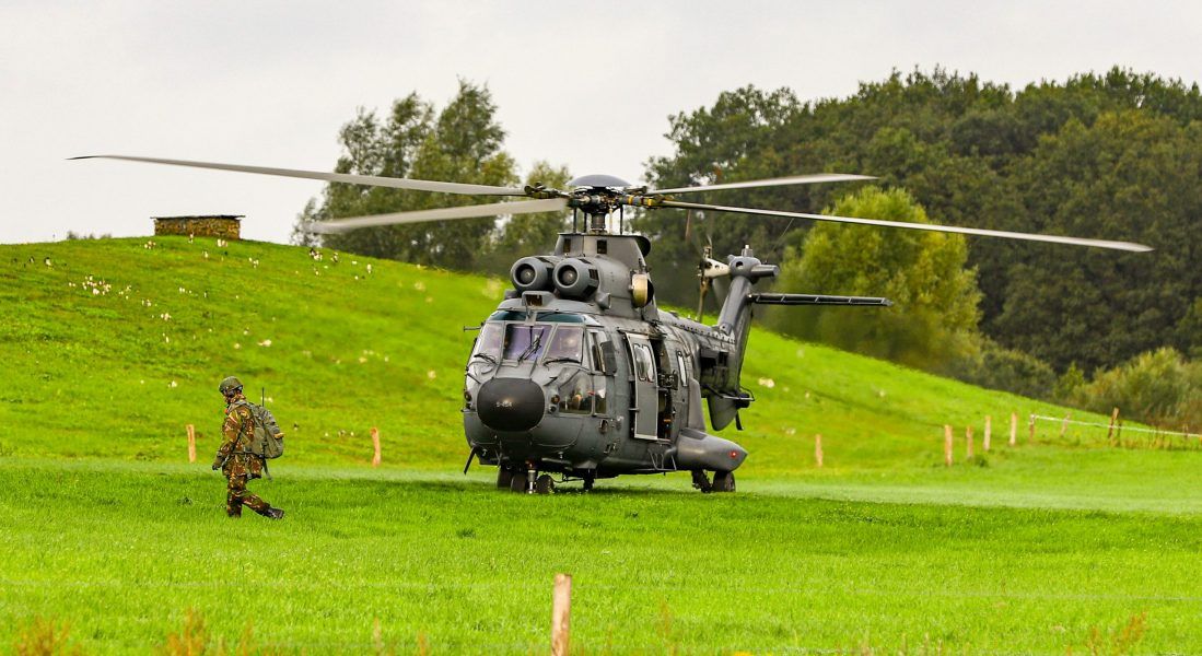 helikopter defensie in weiland