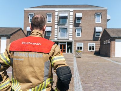 bevelvoerder brandweer voor gebouw