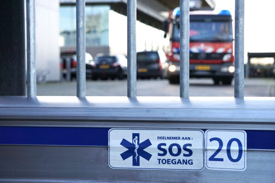 sos toegang hek met brandweervoertuig erachter