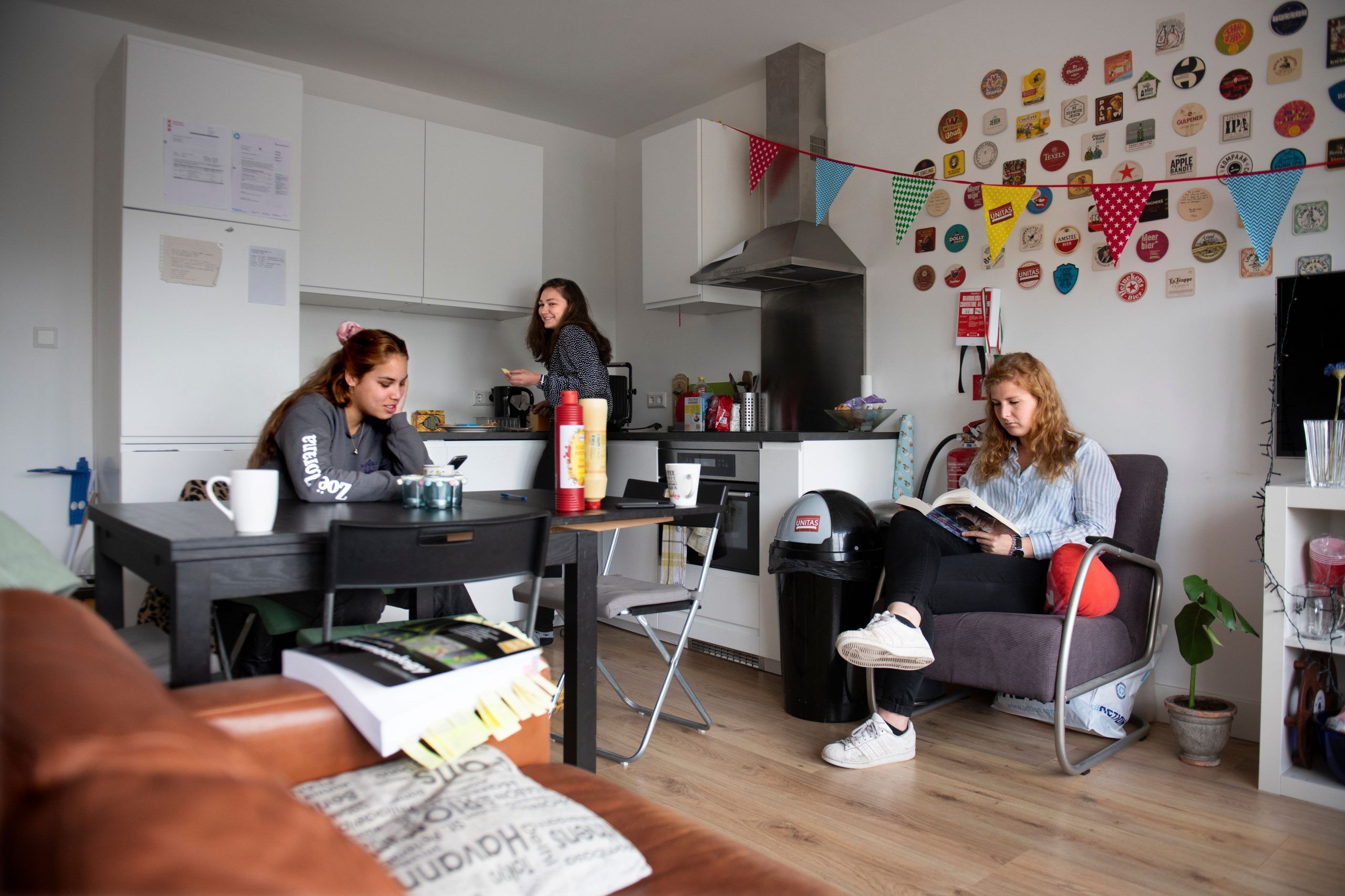 drie vrouwen aan tafel in een woonkamer