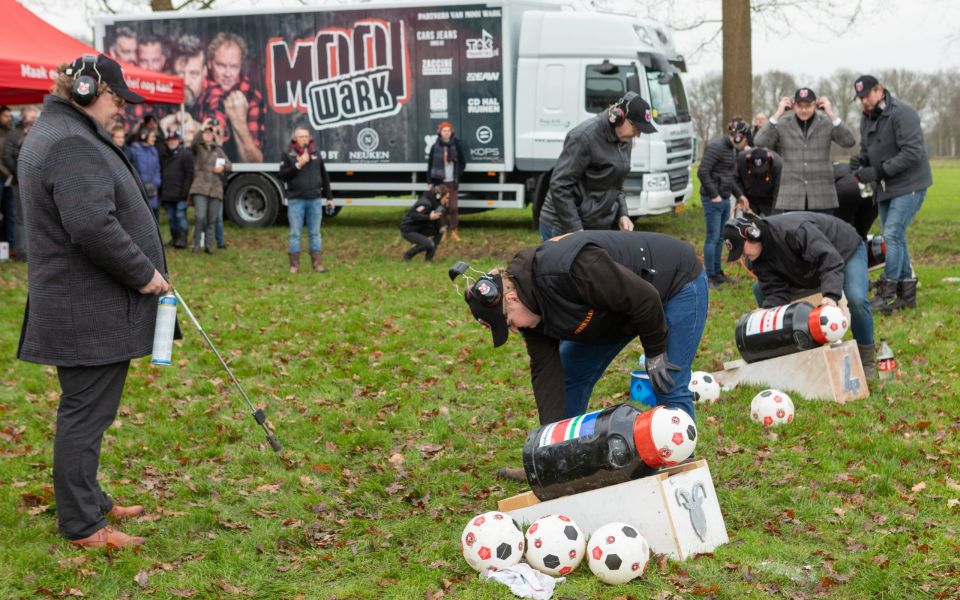 mannen schieten melkbussen