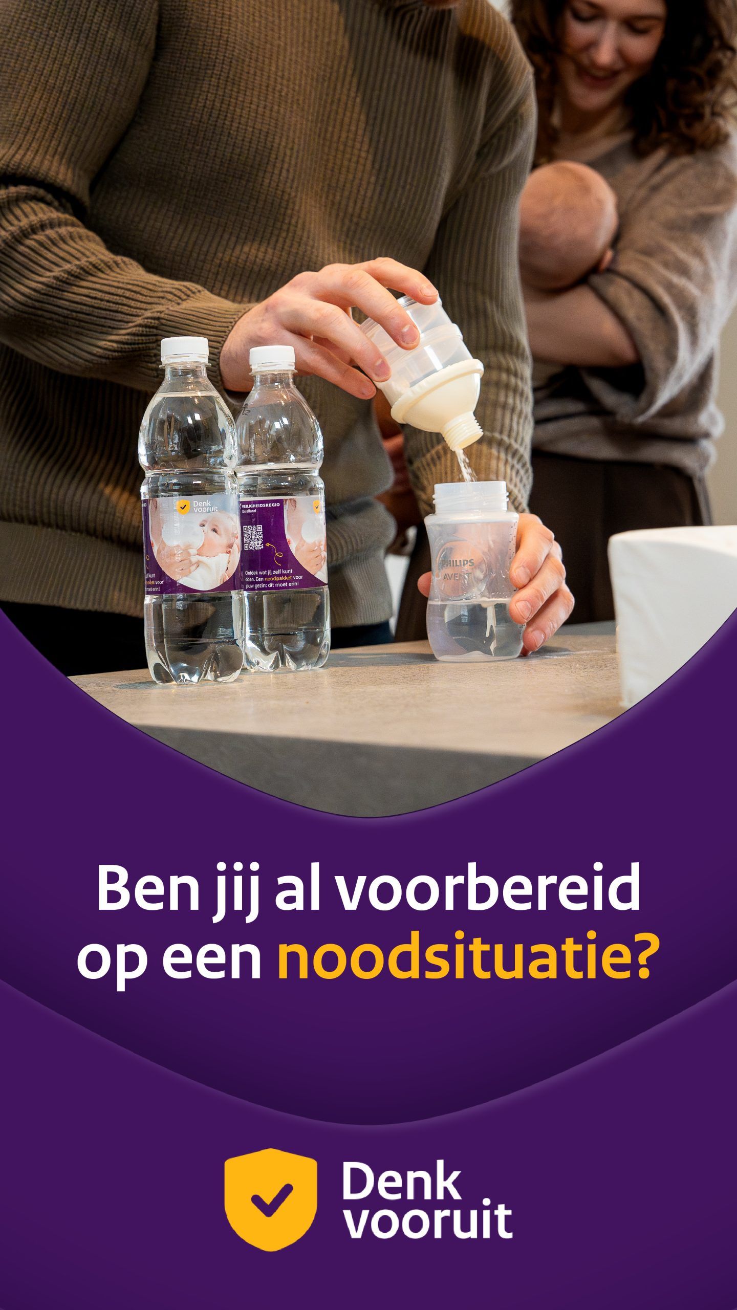 Jonge ouders bereiden zich voor op stroomuitval met hun baby