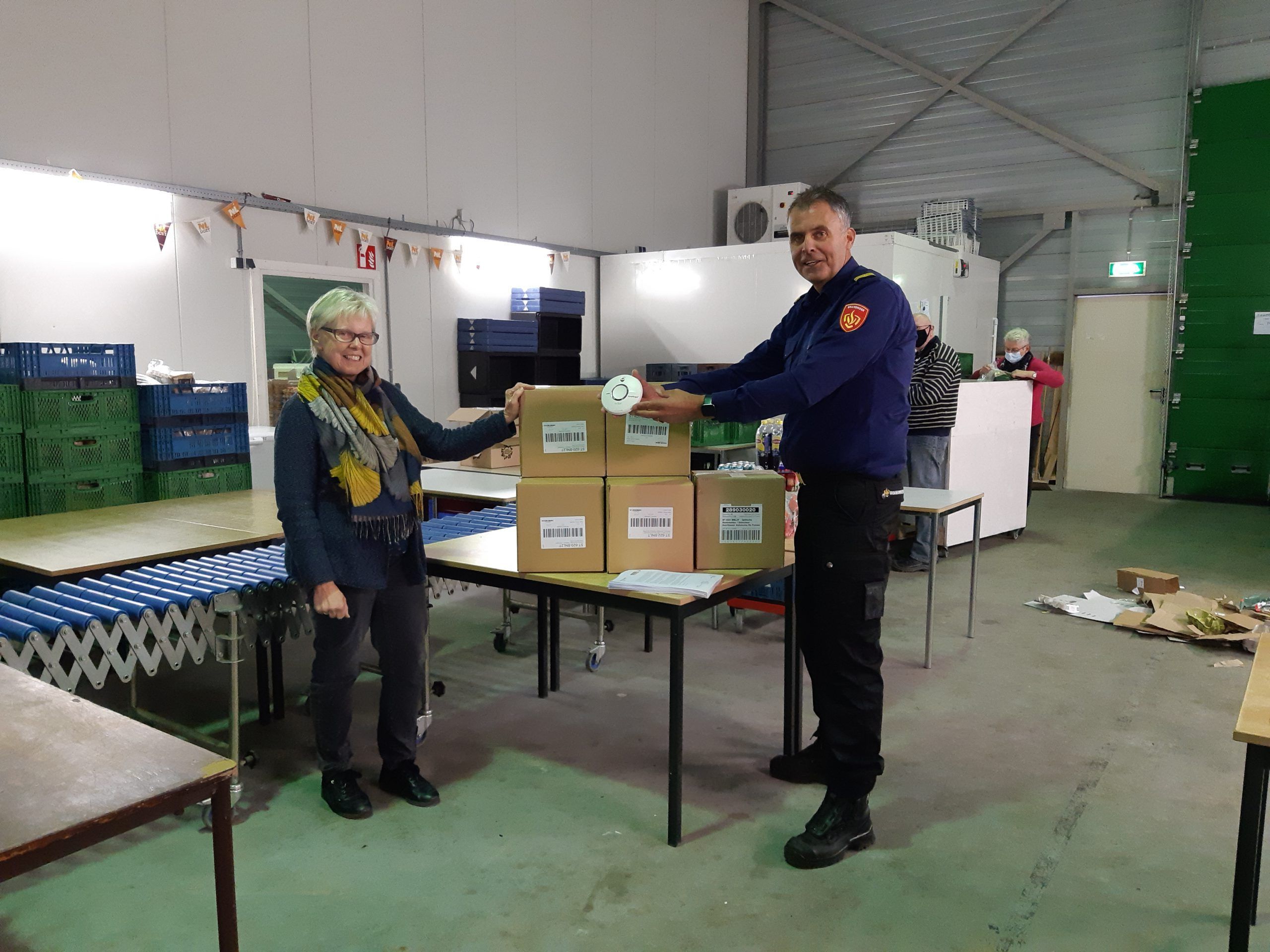 Overhandiging rookmelders aan Stichting Voedselbank Steenwijkerland