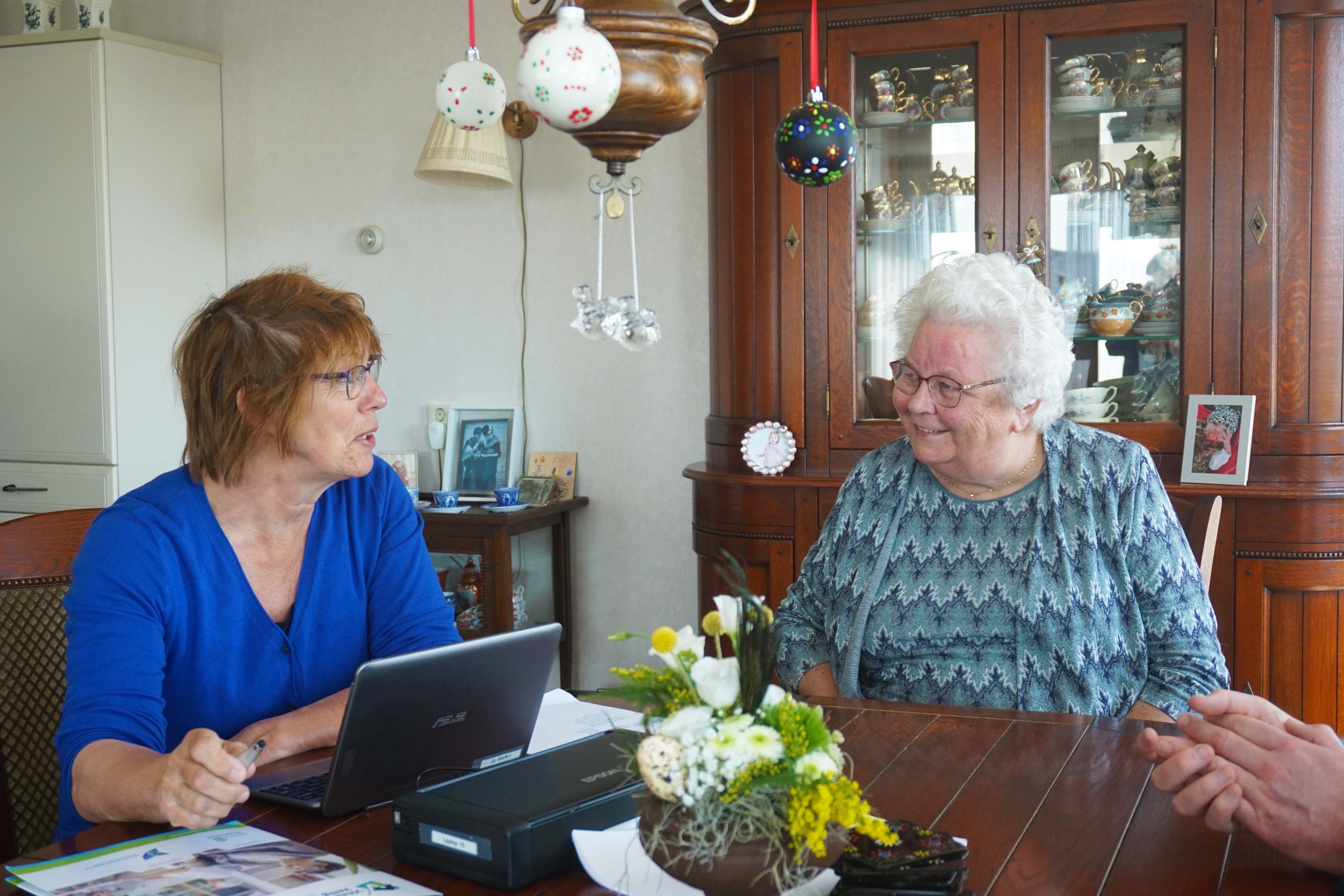 begeleider coby en mevrouw troost in gesprek