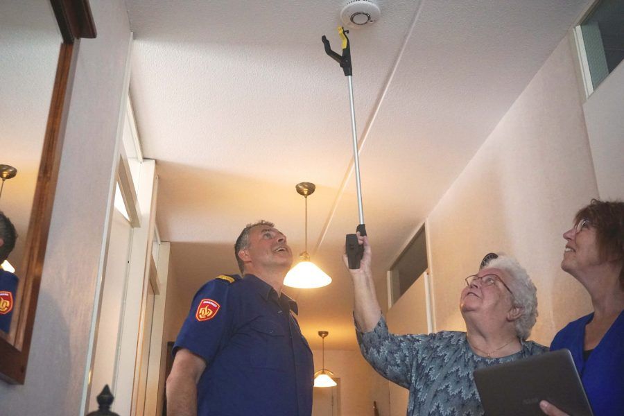 oudere vrouw installeert zelf brandmelder