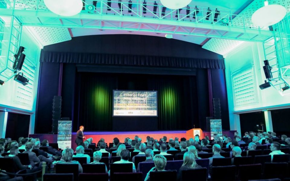 publiek in conferentiezaal cyber