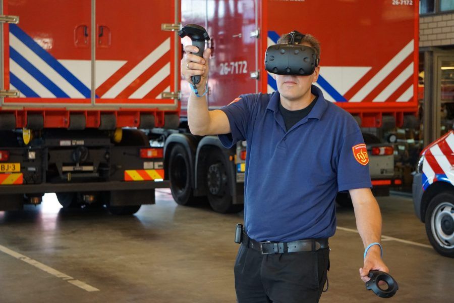 brandweerman speelt virtuele game