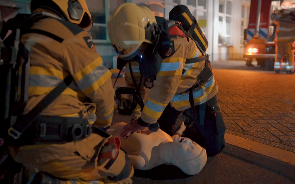 brandweermannen reanimeren oefenpop