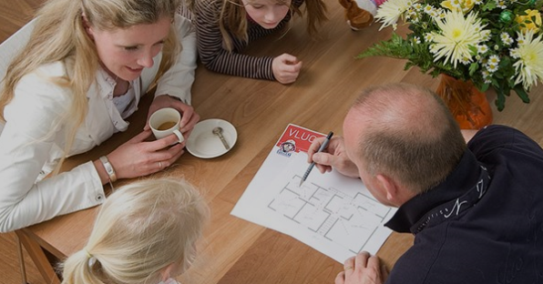 meneer schetst vluchtplan op papier aan drie vrouwen