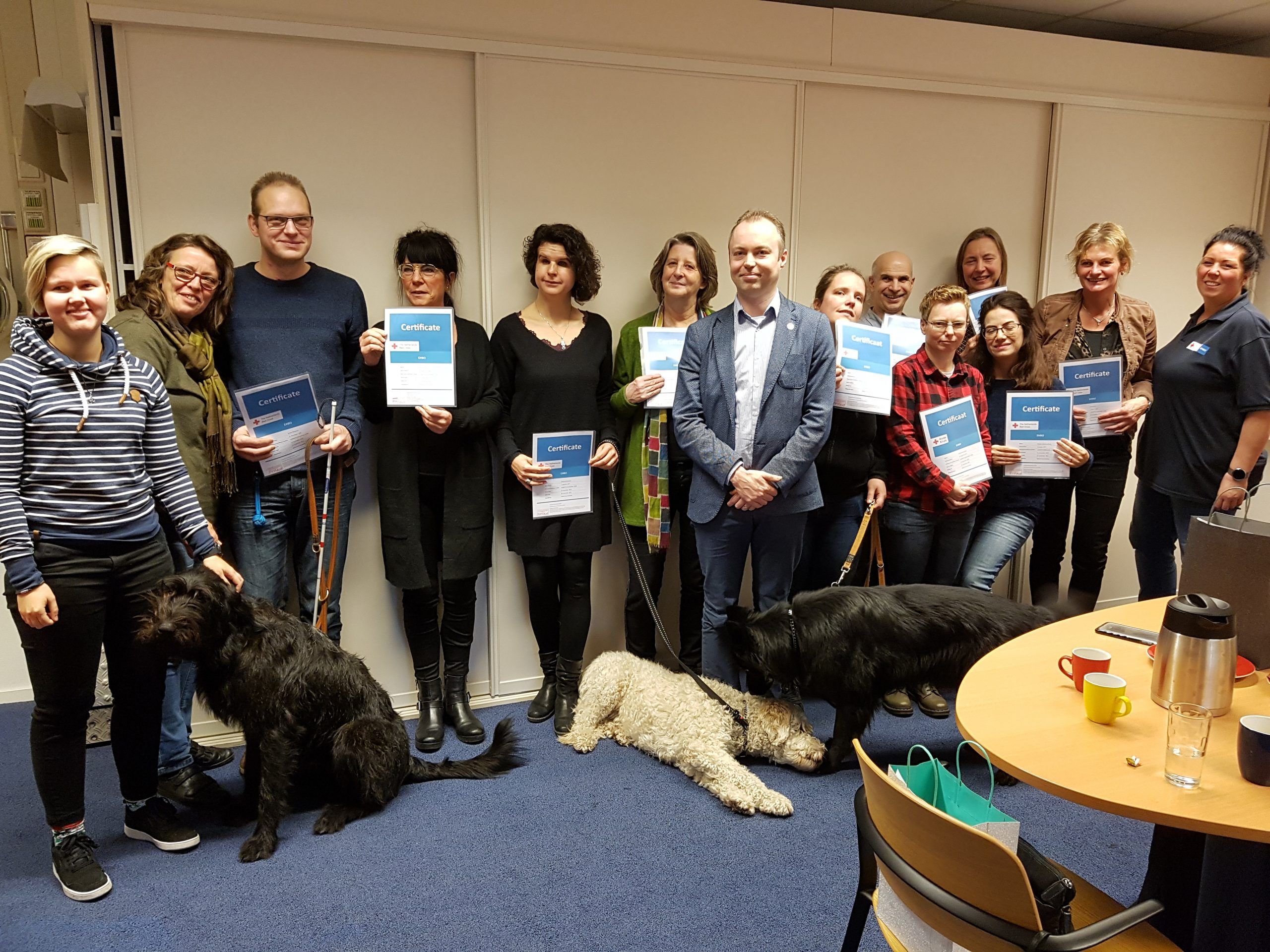 deelnemers op een rij bij uitreiking EHBO certificaat slechtzienden