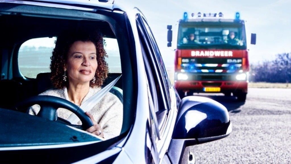 Vrouw en brandweerauto