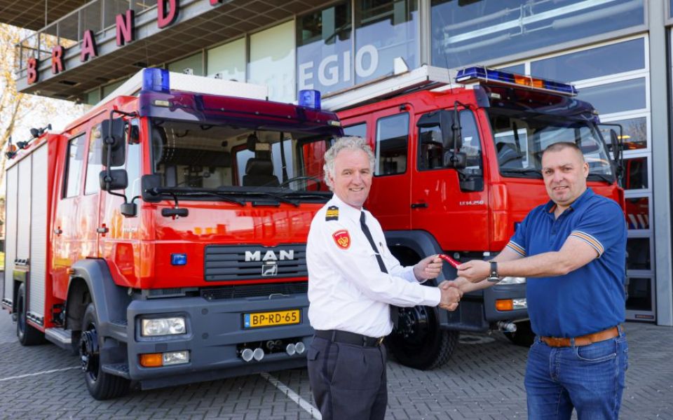 sleutels tankautospuit overhandigen