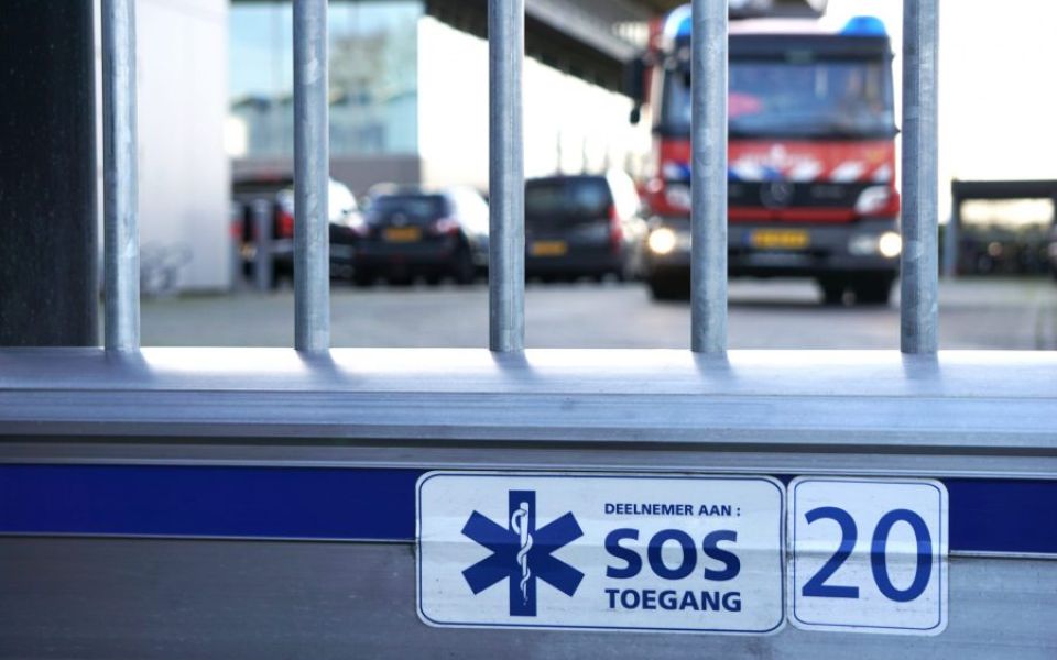 sos toegang hek met brandweervoertuig erachter