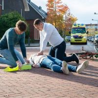 mannen reanimeren slachtoffer op straat