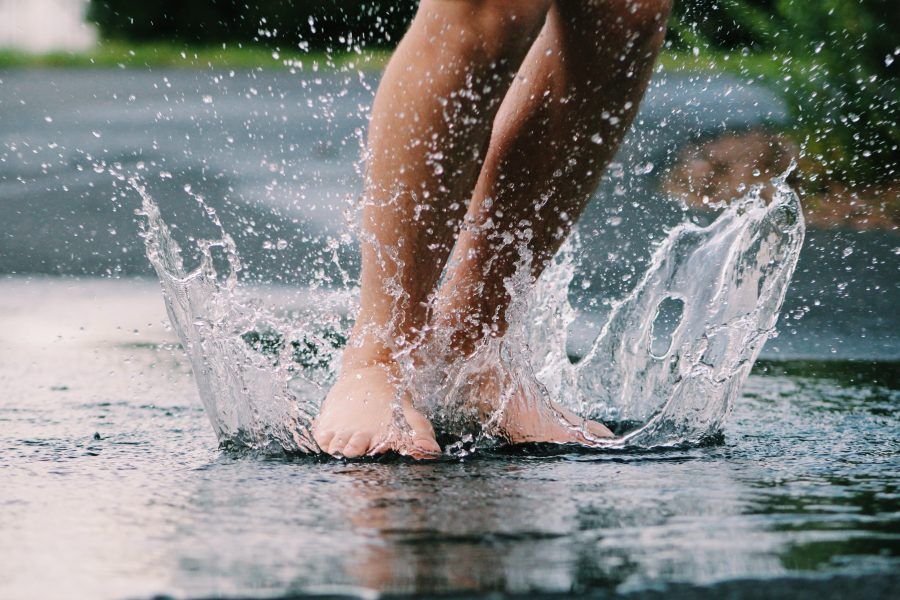 2 benen springen in plas water pret