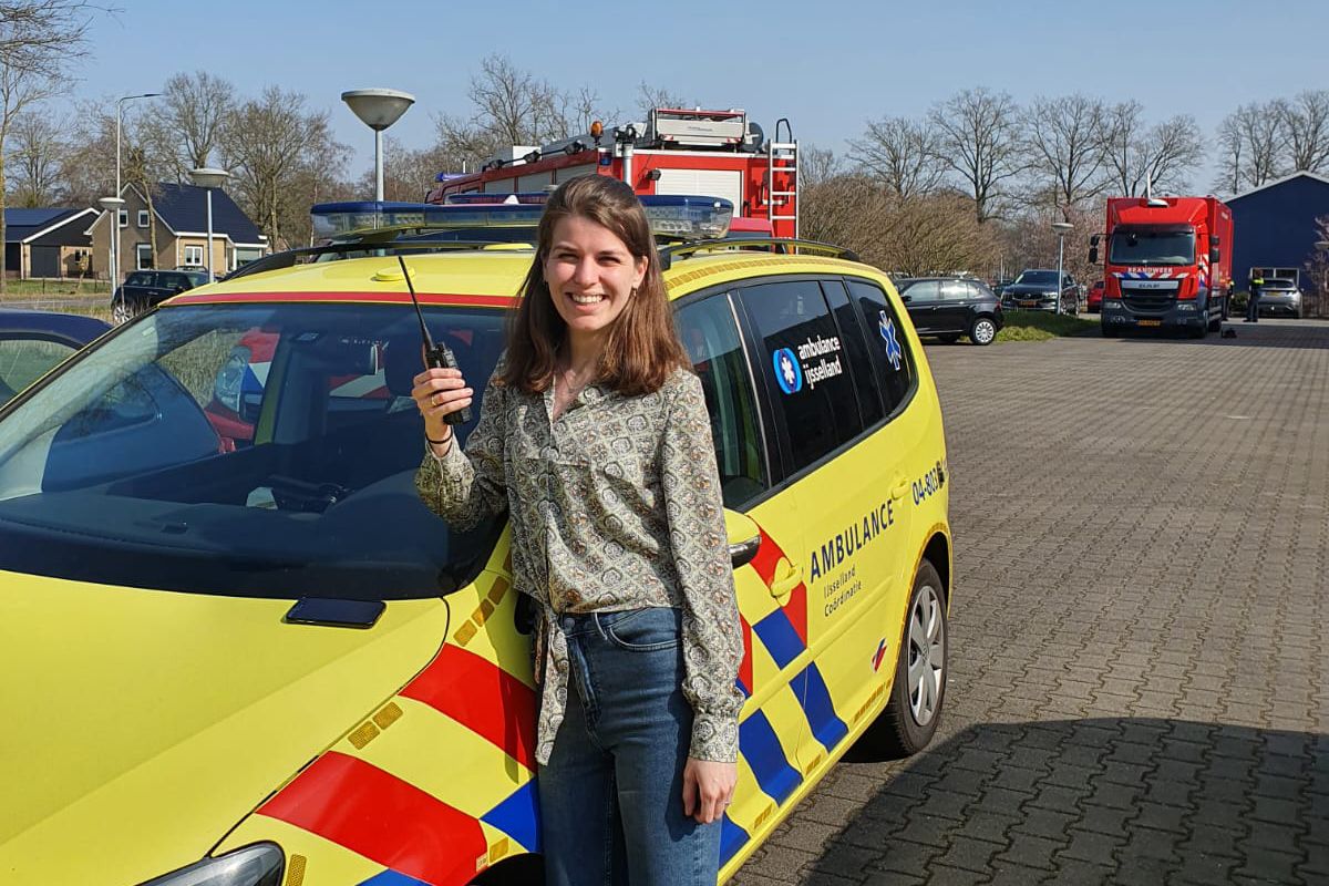 Anniek Helder bij gele auto