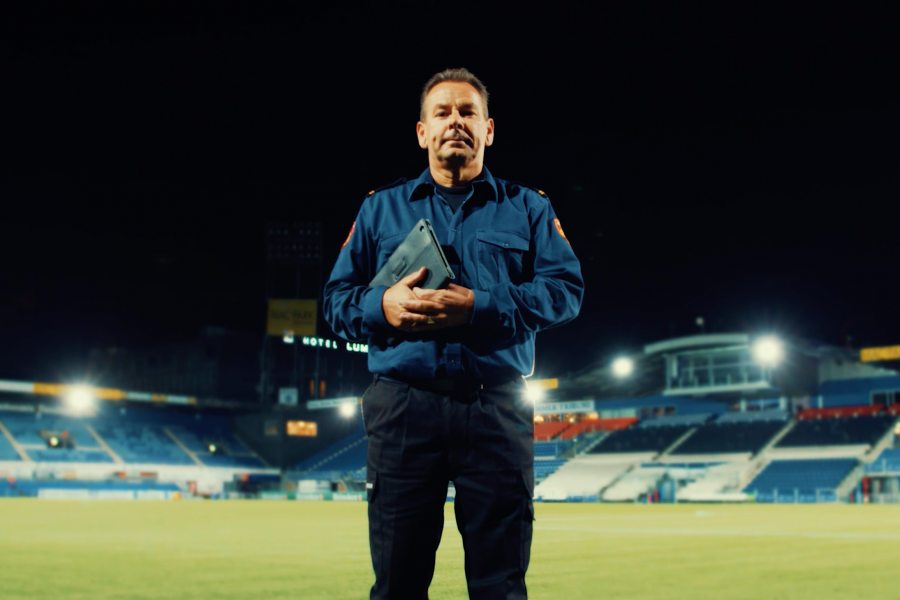 brandweerman op grasmat PEC stadion